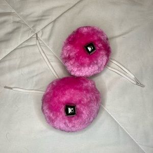 fur skate pom